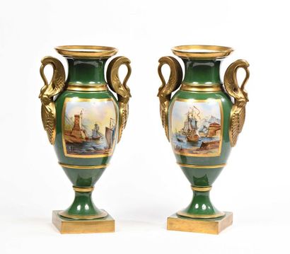 null SEVRES Paire de vases balustre à deux anses en porcelaine polychrome et or à...