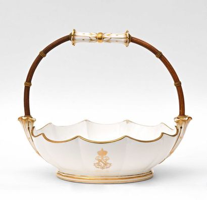 null Service de l’empereur Napoléon III Melonnière en porcelaine blanche, ornée au...