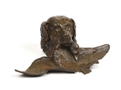 null Encrier en bronze à patine brune représentant un chien tenant un canard. Fin...