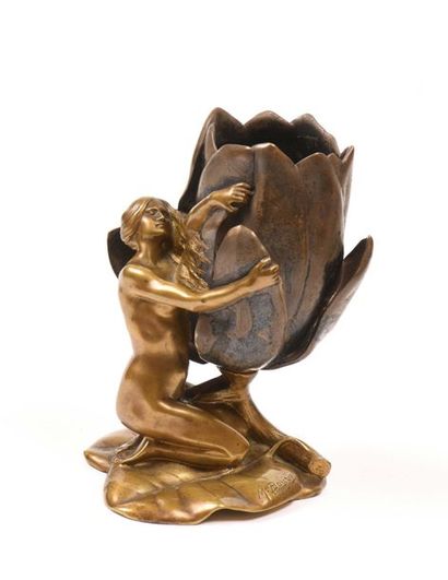 null Vase en bronze à deux patines représentant une femme nue tenant une tulipe....