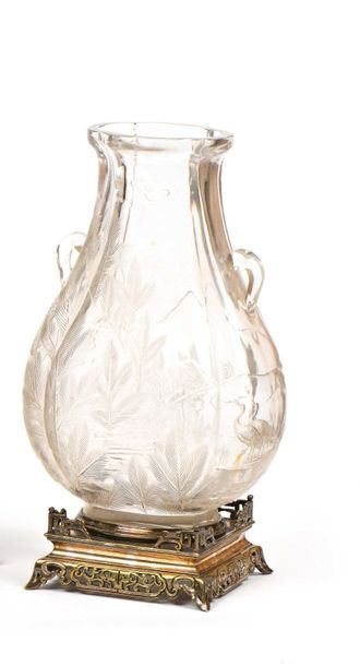 null Vase à panse aplatie à deux anses latérales en verre gravé en creux de motifs...