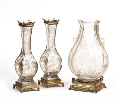 null Deux vases quadrangulaires à long col en verre gravé en creux de volatiles branchés....