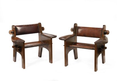 null Paire de fauteuils en bois naturel, assise à deux bandeaux, larges accotoirs...