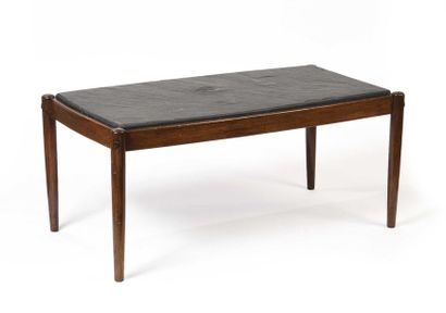 null Table basse rectangulaire en bois verni, le plateau en ardoise repose sur des...