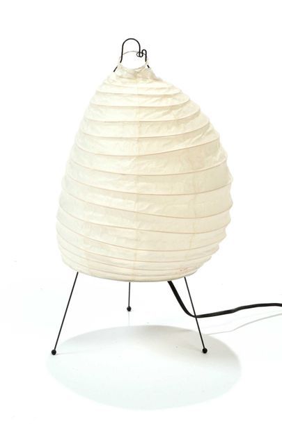 null Isamu NOGUCHI (1904-1988) Lampe de forme ovoïde en papier de riz à soufflets....