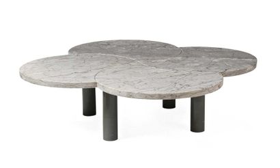 null Table quadrilobée en marbre gris veiné et rainuré, elle repose sur quatre pieds...