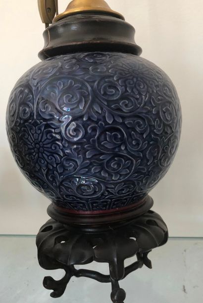 null CHINE
Vase boule en porcelaine à décor feuillagé sur fond bleu

 