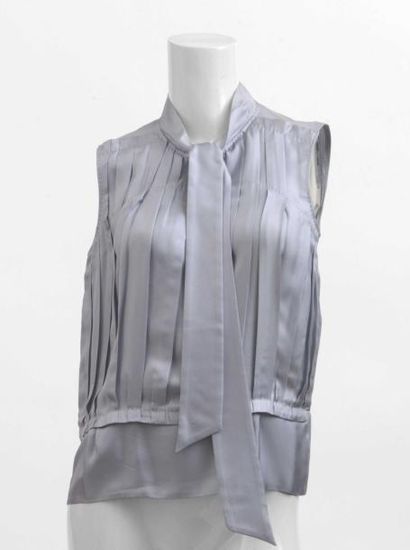 null Louis Vuitton : Blouse en soie gris perle sans manche. Taille 38 très bon état...