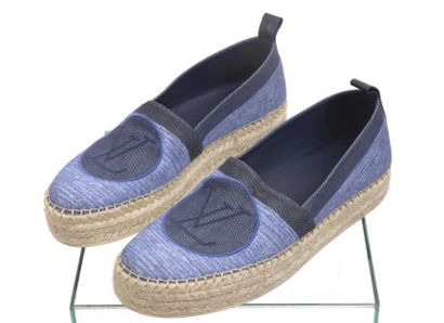 null Louis vuitton : Espadrille en textile bleu et semelle en gomme. Gros macaron...