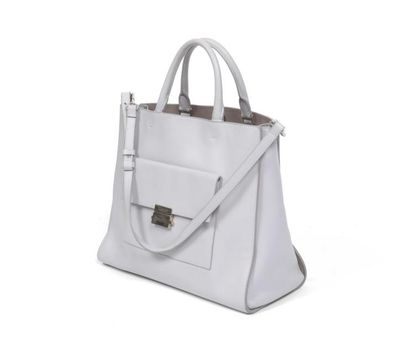 null Hugo Boss : "Tote" gris très pâle en cuir lisse intérieur cuir beige. Sac pouvant...