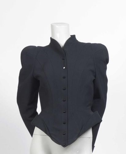 null Thierry Mugler : Veste basque en polyester noir. Taille 40. Boutonnage simple,...