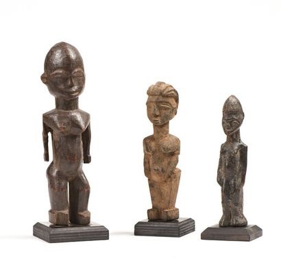 null Statues Lobi , Burkina Fasso : Lot de 3 statues en bois , la première patine...