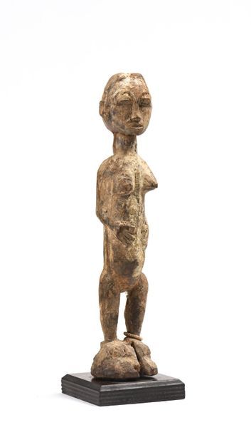 null Statue waka sona Baoulé, Côte d’Ivoire : représentant une jeune femme debout...