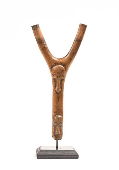 null Lance pierre Baoulé, Côte d’Ivoire : Lance pierre en bois , avec masque « Goli »...