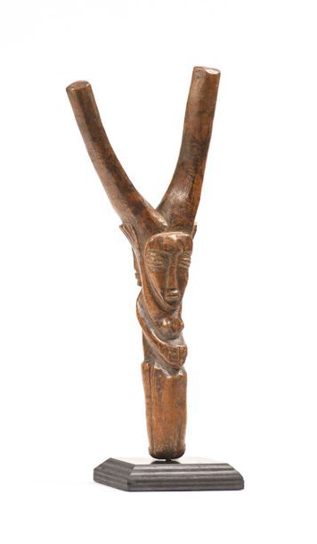 null Lance pierre Baoulé, Côte d’Ivoire : Lance pierre en bois , représentant un...