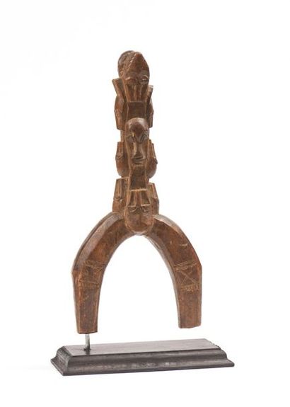 null Lance pierre Baoulé, Côte d’Ivoire : Lance pierre en bois surmonté de Figures...