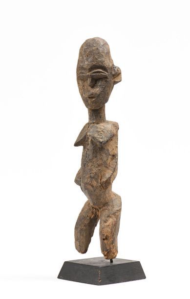 null Statue Lobi Burkina Fasso : personnage en bois patine crouteuse , ancienne érosion...