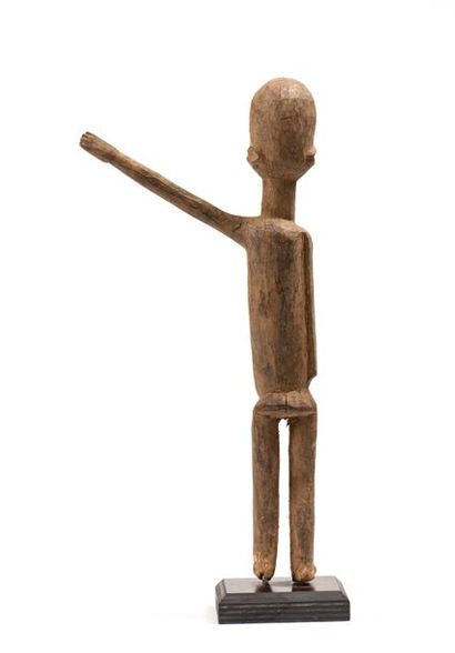 null Statue Bateba Lobi Burkina Fasso : Figure en bois avec le bras gauche levé vers...