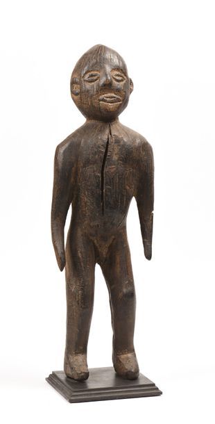 null Statue masculine Tiv Nigéria : Statue en bois au style réaliste patine sombre...