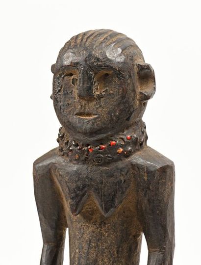 null Statue Vere du Nigéria : Statue en bois recouvert de charges au niveau du cou...