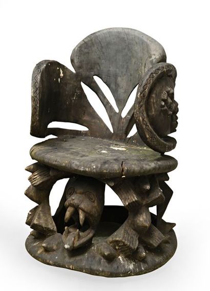null Grand trône de style Bamiléké Bangwa Cameroun : Ce trône en bois monoxyle est...