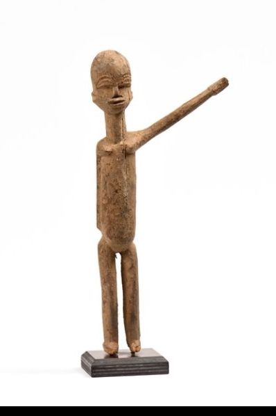 null Statue Bateba Lobi Burkina Fasso : Figure en bois avec le bras gauche levé vers...