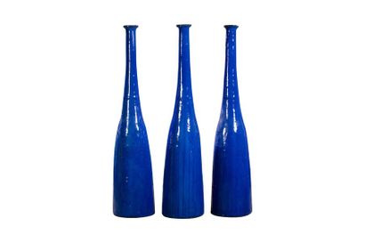 null Trois grandes bouteilles bleues Céramique H 145 x L 35 x l 35 cm