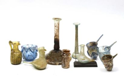 null Lot de divers objets en verre (coupes, gobelet, bouteilles, bol)