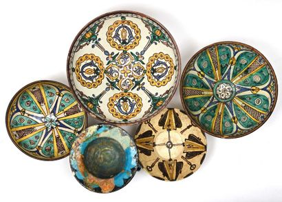 null Cinq plats en céramique peint décor polychrome motifs floraux