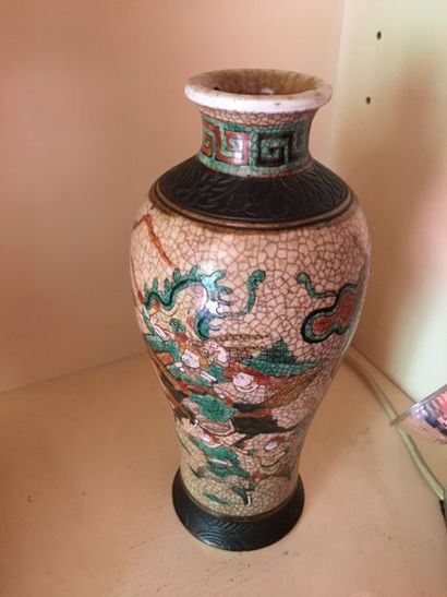 null Vase balustre en porcelaine craquelé, décor polychrome à scène de guerriers,...