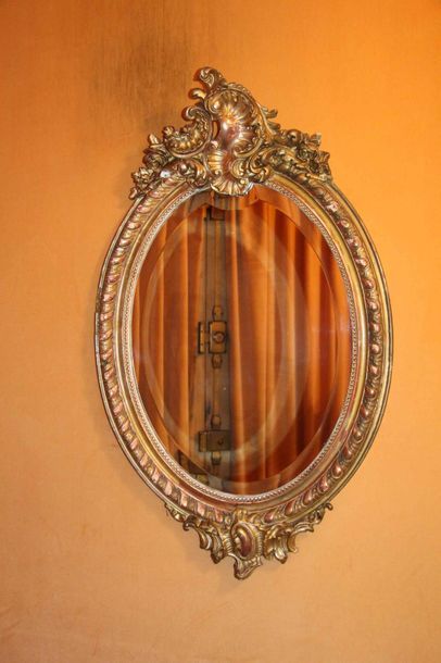 null Miroir en bois doré à décor rocaille Style Louis XV