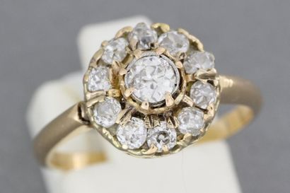 null Bague en or ornée d'un diamant central entouré de diamants (1,5 carat environ)....