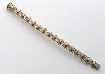 null Bracelet en or deux tons 14K 585‰, orné d'éléments géométriques sertis de diamants...