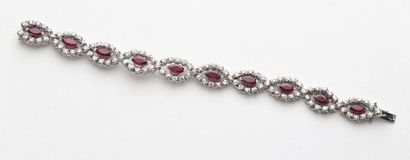 null Bracelet en or gris 18K 750‰, composé de motifs ovales parés de rubis de taille...