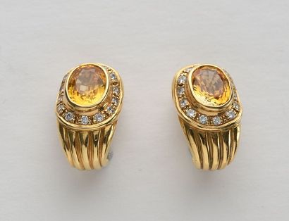 null Paire de clips d'oreilles en or jaune 18K 750‰, décorés de godrons et d'un motif...