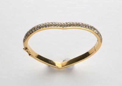 null Bracelet jonc en or jaune 18K 750‰, en forme de cœur, serti sur le dessus d'un...