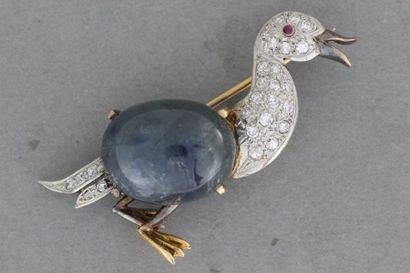 null Broche canard en or et platine ornée d'un cabochon de saphir (23 carats environ),...