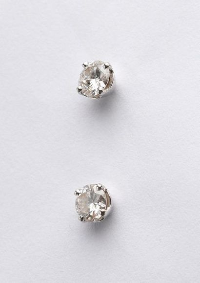 null Paire de clous d'oreilles en or gris 18K 750‰, sertissant deux diamants de taille...