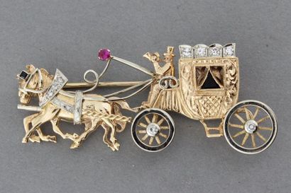 null Broche en or (14K) stylisant un carrosse en or de deux tons, enrichie de diamants....