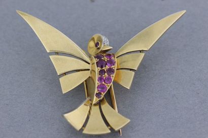 null Broche 1940 en or et platine stylisant un colibri enrichi de rubis et de diamants....