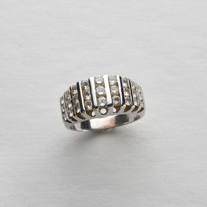 null Bague en or gris 18K 750‰, composée de neuf bandeaux sertis chacun de trois...