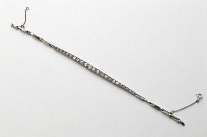 null Bracelet en or gris 18K 750‰, paré d'une ligne de diamants de taille ancienne...