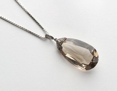 null Pendentif en or gris 18K 750‰, serti d'un quartz fumé en forme de goutte facettée,...