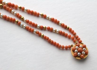 null Collier composé de trois rangs de perles de corail*, perles de culture et boules...