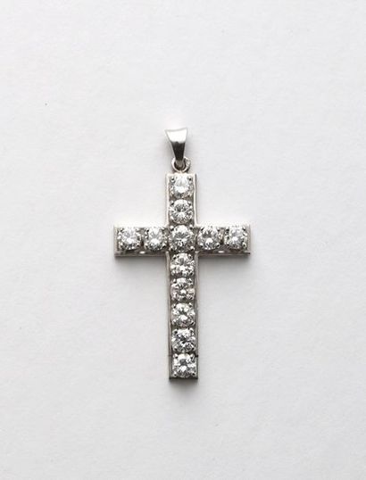 null Croix en platine 900‰, sertie de douze diamants brillantés. Poids des diamants :...