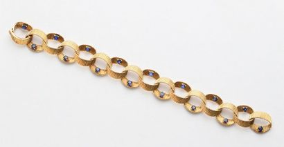 null CHAUMET Bracelet en or jaune 18K 750‰, composé d'anneaux en rubans striés, chaque...