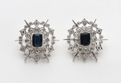 null Paire de boucles d'oreilles à clip en or gris 18K 750‰, serties d'un saphir...