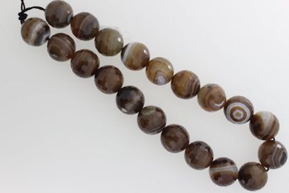 null Collier de boules d’agate facettées.