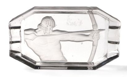 null 112 Cendrier en verre blanc moulé à décor d’un archer. Longueur : 14,5 cm E...