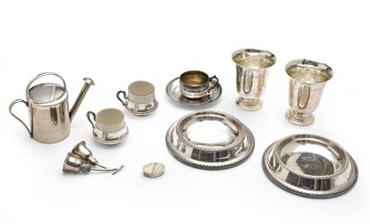 null 123 Tasse en argent (1er titre ; 950‰), à décor de filets et rubans. Poids :...